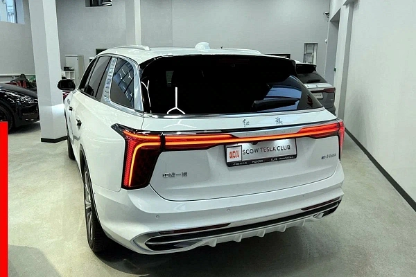 Белый Hongqi E-HS9 2022 года