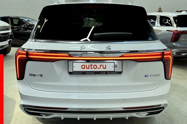 Белый Hongqi E-HS9 2022 года