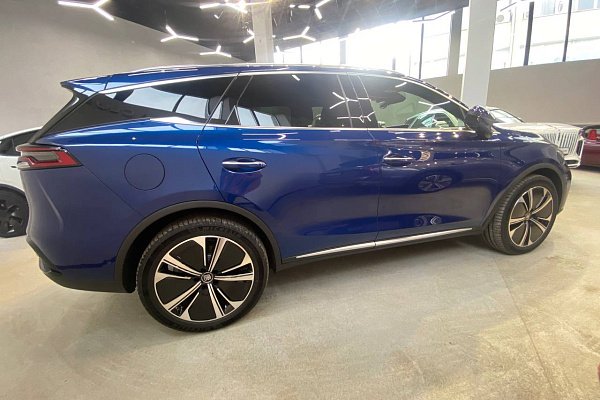 Синий BYD Tang 2022 года