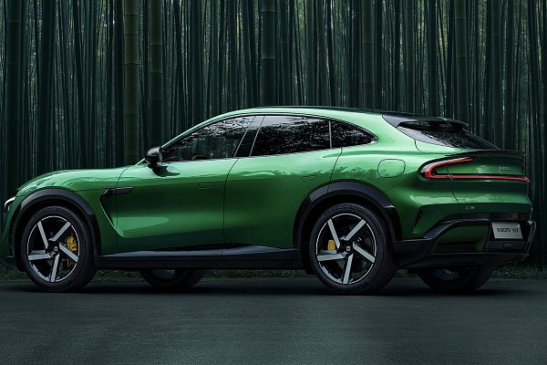 Зеленый Xiaomi YU7 Max 2025 года