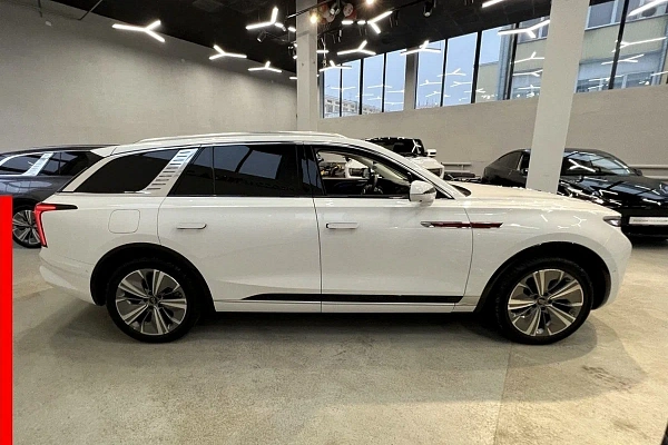 Белый Hongqi E-HS9 2022 года